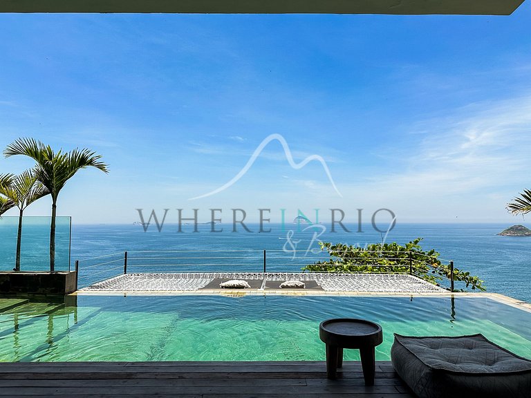 Luxury house with ocean view in Joá