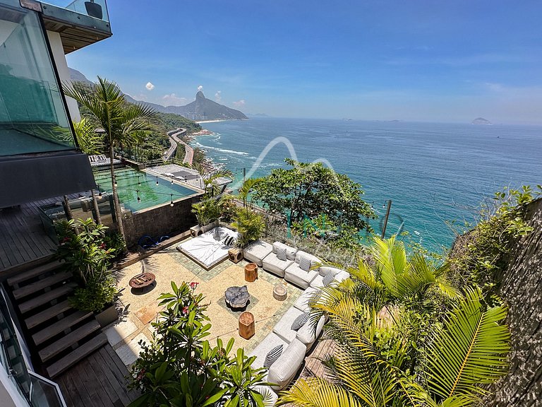 Luxury villa with infinity pool in Joá