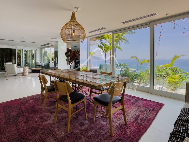 Luxury villa with infinity pool in Joá