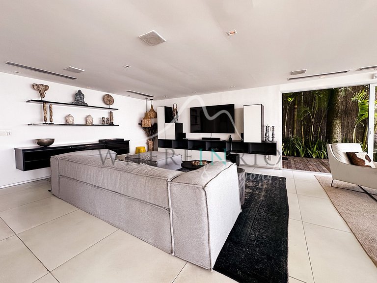 Luxury villa with infinity pool in Joá