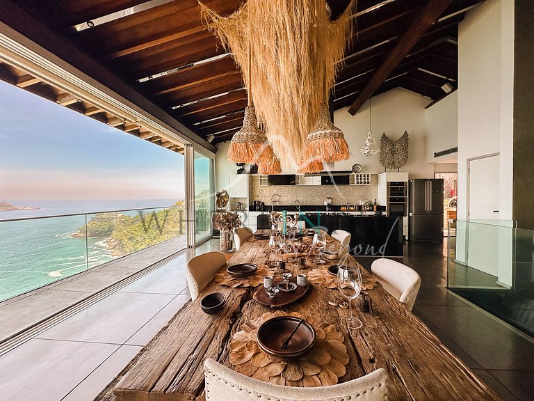 Casa de luxo com piscina infinita no Joá