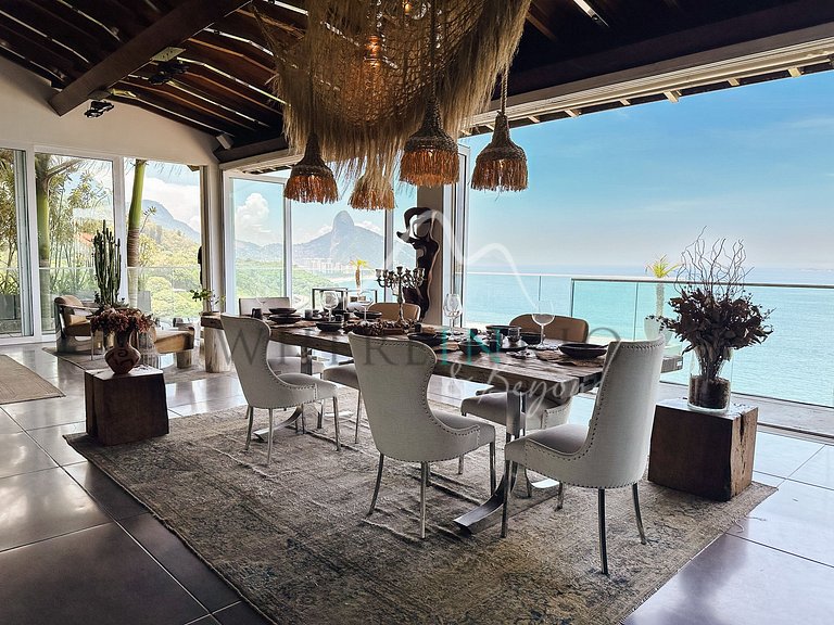 Luxury villa with infinity pool in Joá