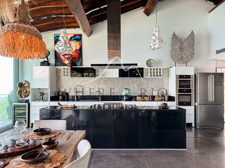 Casa de luxo com piscina infinita no Joá