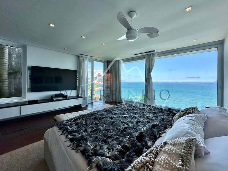 Casa de luxo com piscina infinita no Joá