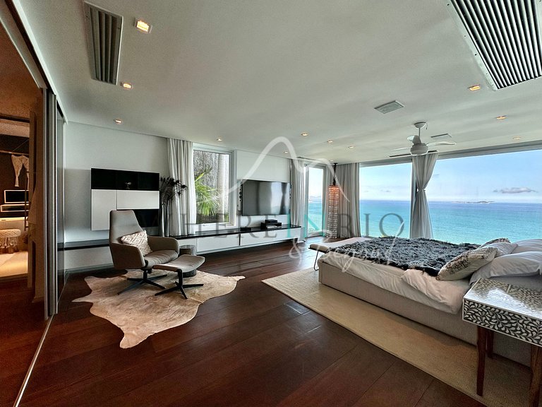 Luxury house with ocean view in Joá