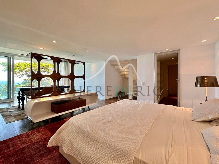Luxury house with ocean view in Joá