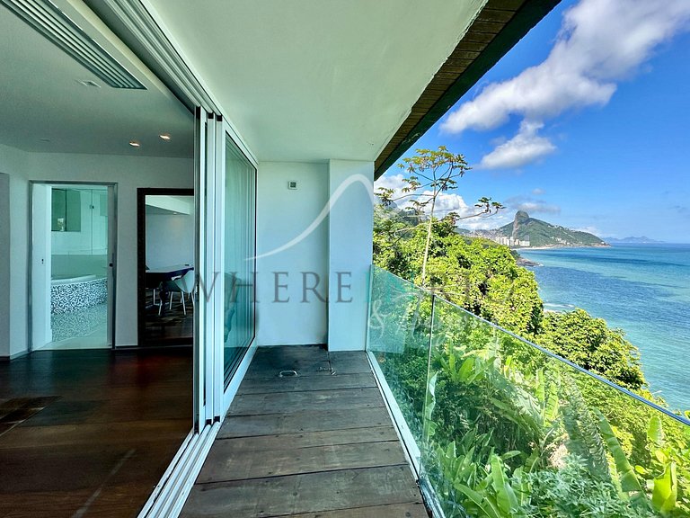 Luxury house with ocean view in Joá