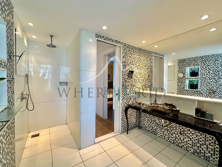 Luxury house with ocean view in Joá