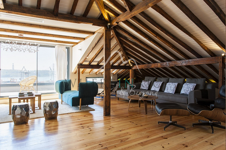Cobertura dúplex com vista para o Rio Tejo