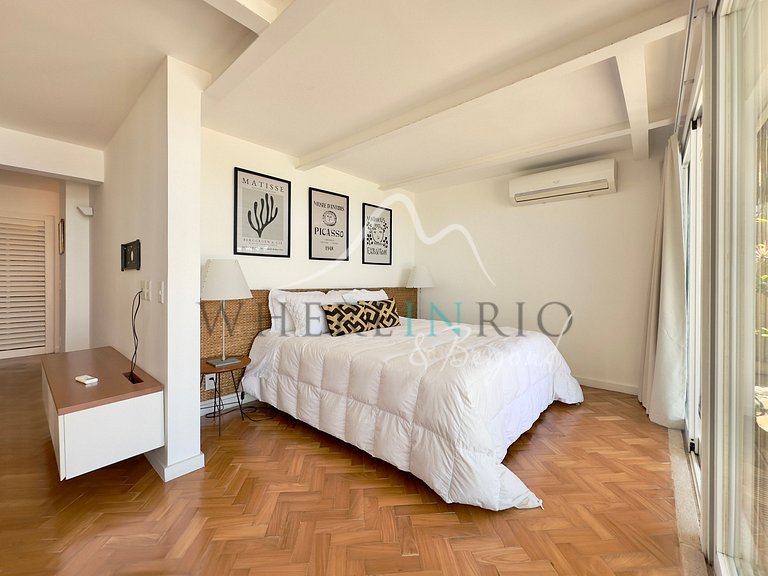 Duplex Penthouse with Sea View and Balcony in Arpoador