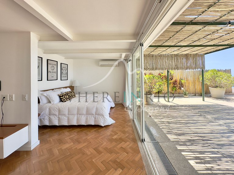 Duplex Penthouse with Sea View and Balcony in Arpoador