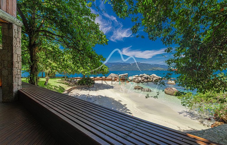 Beachfront House for Vacation Rental in Angra