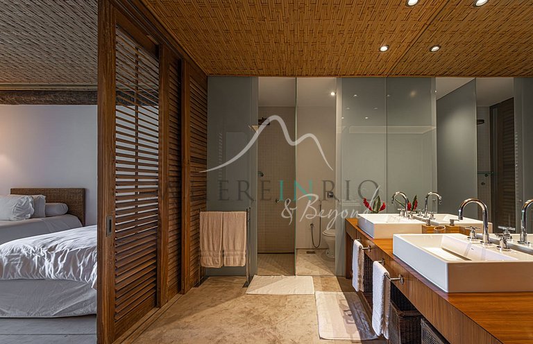 Beachfront House for Vacation Rental in Angra
