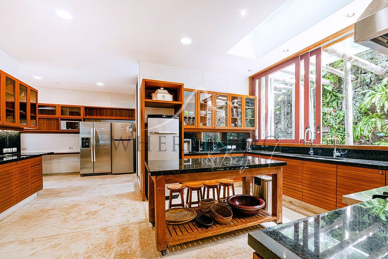 Casa à Beira-Mar com Praia Privada em Angra