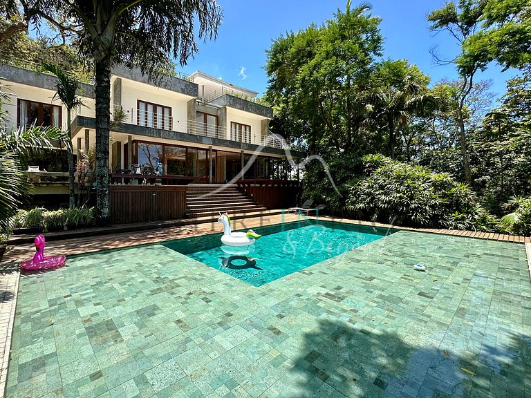 Luxury Home Surrounded by Nature in São Conrado