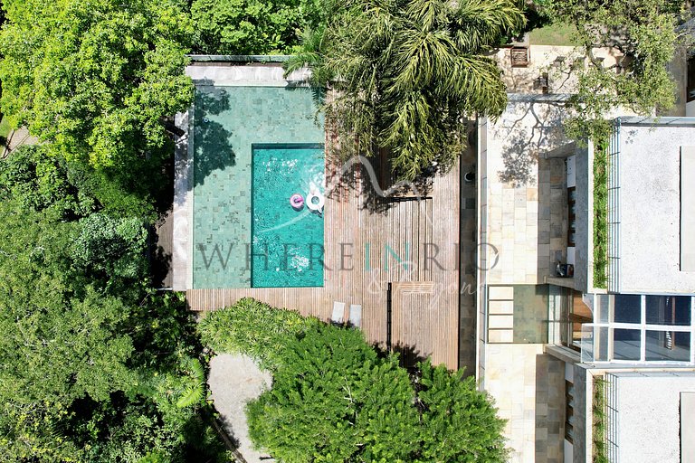 Luxury Home Surrounded by Nature in São Conrado