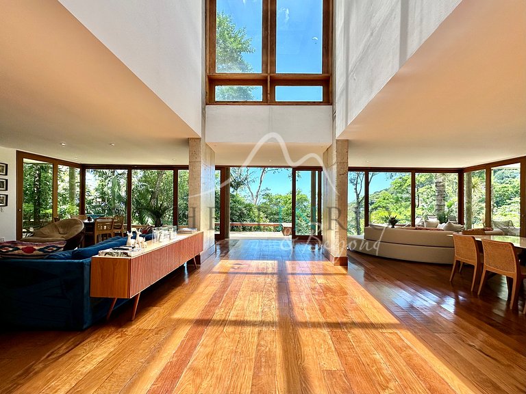 Luxury Home Surrounded by Nature in São Conrado