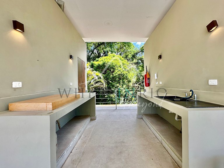 Luxury Home Surrounded by Nature in São Conrado
