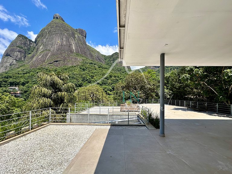 Luxury Home Surrounded by Nature in São Conrado