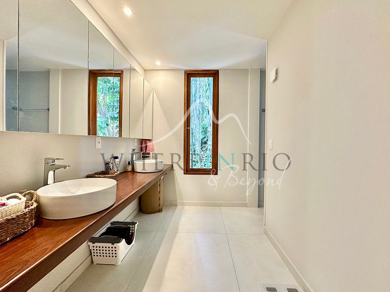 Luxury Home Surrounded by Nature in São Conrado