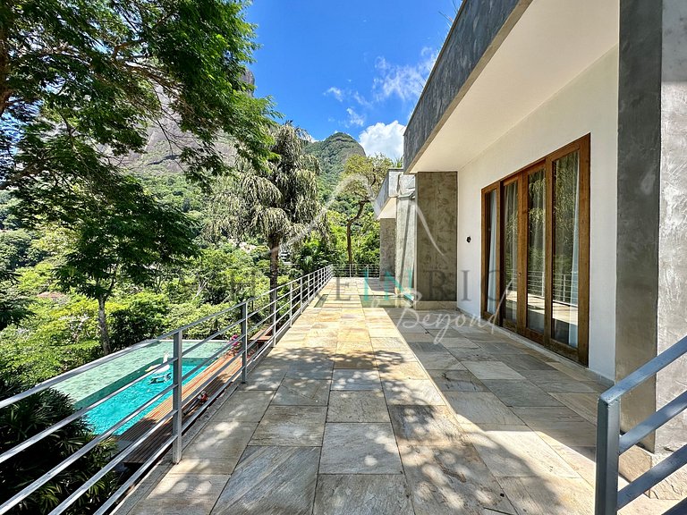 Luxury Home Surrounded by Nature in São Conrado