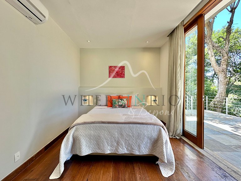 Luxury Home Surrounded by Nature in São Conrado