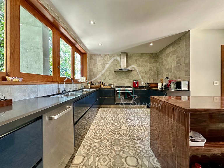 Luxury Home Surrounded by Nature in São Conrado