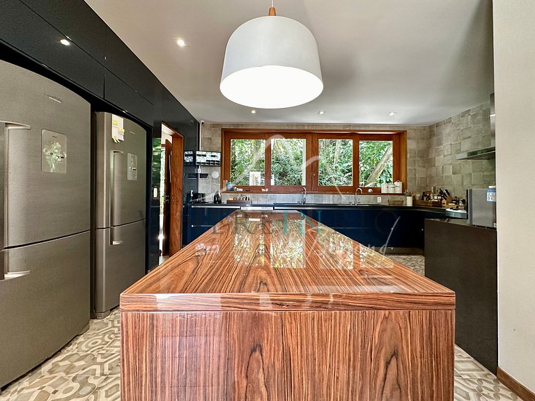 Luxury Home Surrounded by Nature in São Conrado