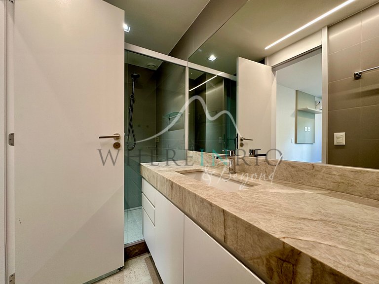 Apartamento exclusivo com varanda no Leblon