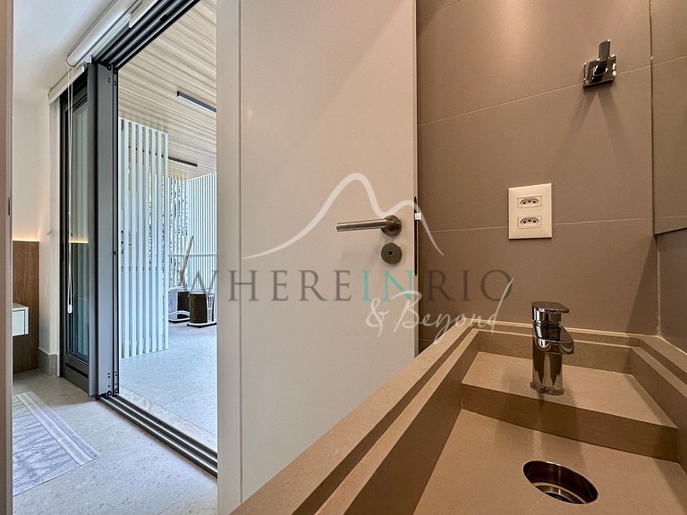 Exclusive apartment with balcony in Leblon