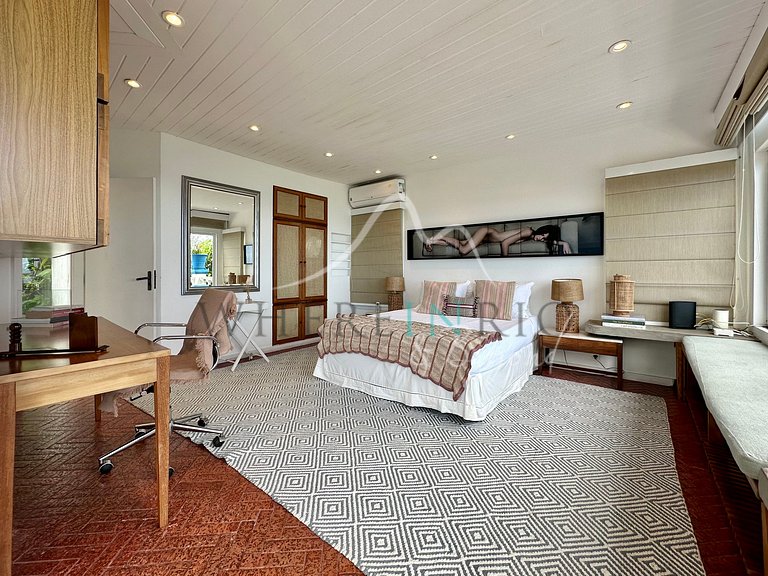 Luxury Home with Ocean View in São Conrado