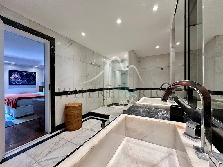 Luxury Home with Ocean View in São Conrado