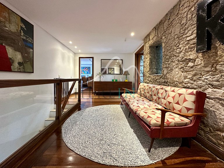 Luxury Home with Ocean View in São Conrado