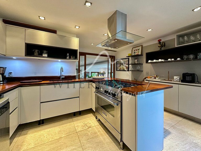 Luxury Home with Ocean View in São Conrado