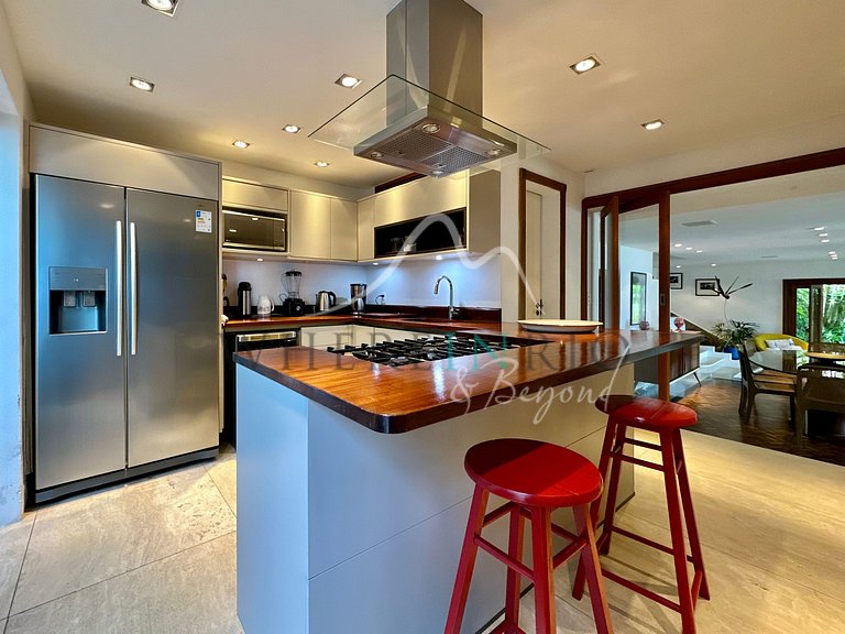 Luxury Home with Ocean View in São Conrado