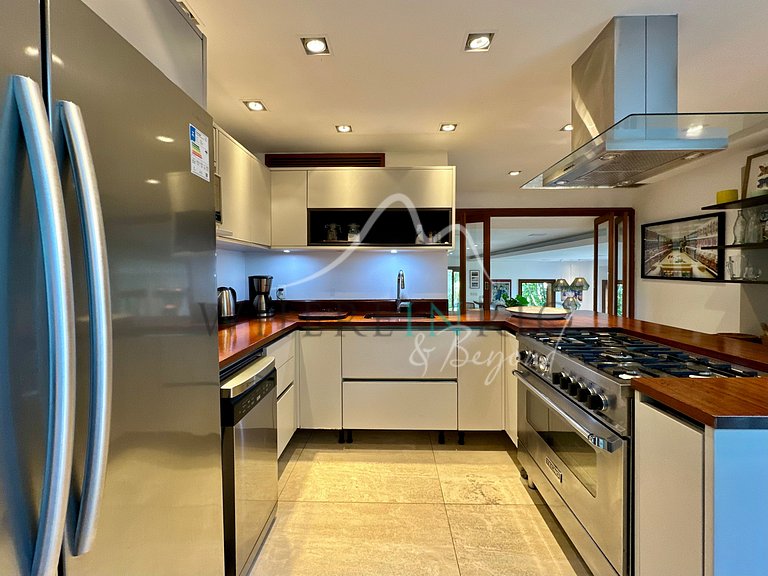 Luxury Home with Ocean View in São Conrado