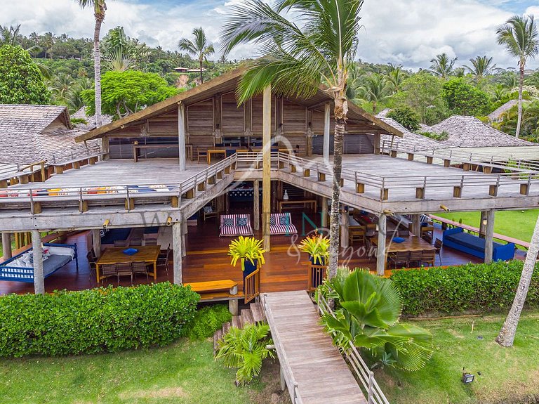 Luxury beachfront villa with pool in Trancoso