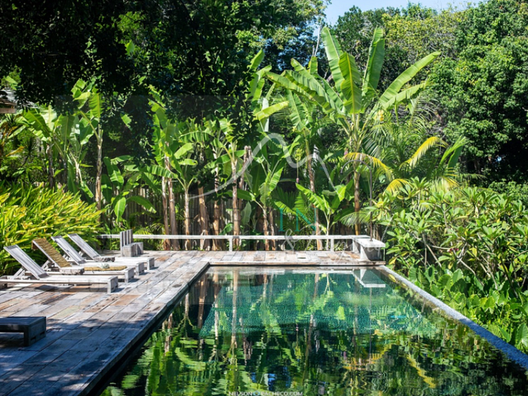 Villa design de 5 suites avec vue sur la forêt et piscine à