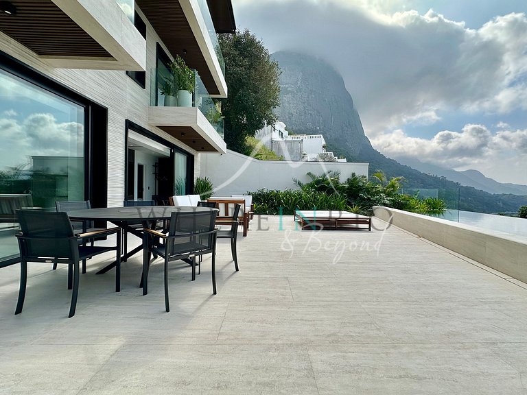 Luxury Home with Full Leisure Area in Joá.