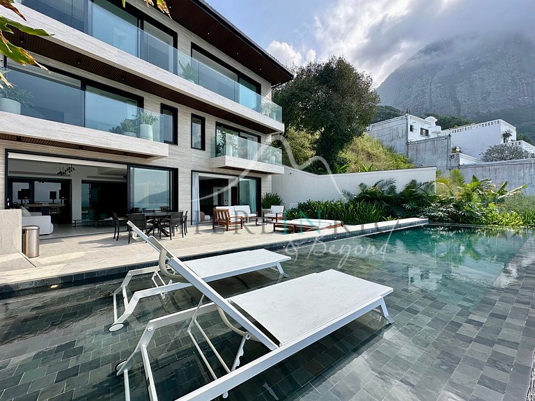 Luxury Home with Full Leisure Area in Joá.