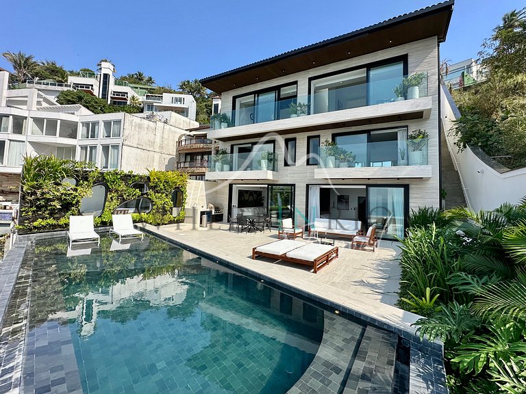 Luxury Home with Full Leisure Area in Joá.