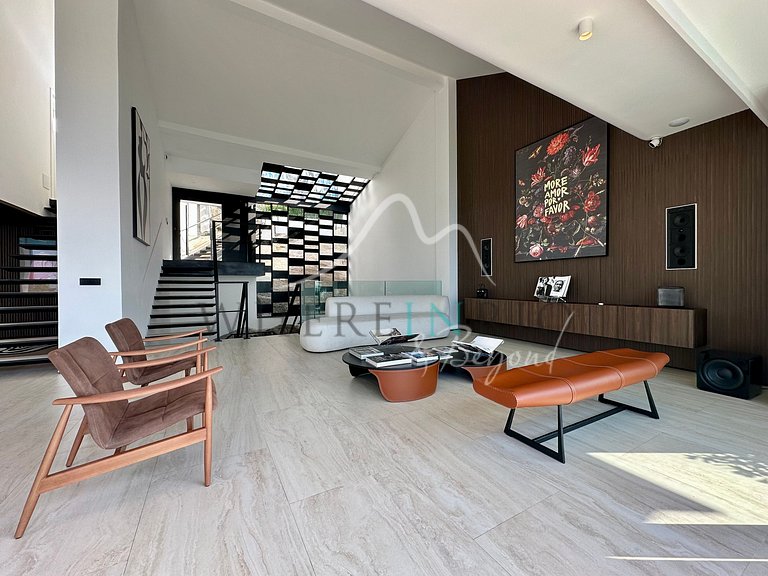 Luxury Home with Full Leisure Area in Joá.