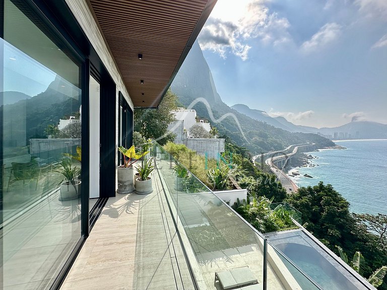 Luxury Home with Full Leisure Area in Joá.
