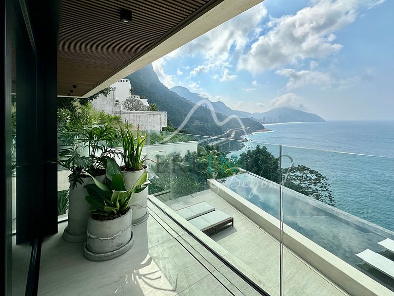 Luxury Home with Full Leisure Area in Joá.