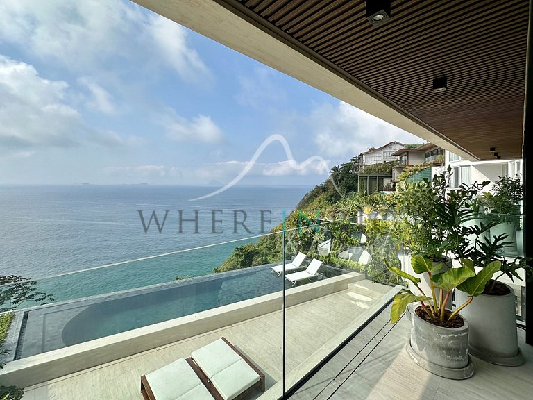 Luxury Home with Full Leisure Area in Joá.