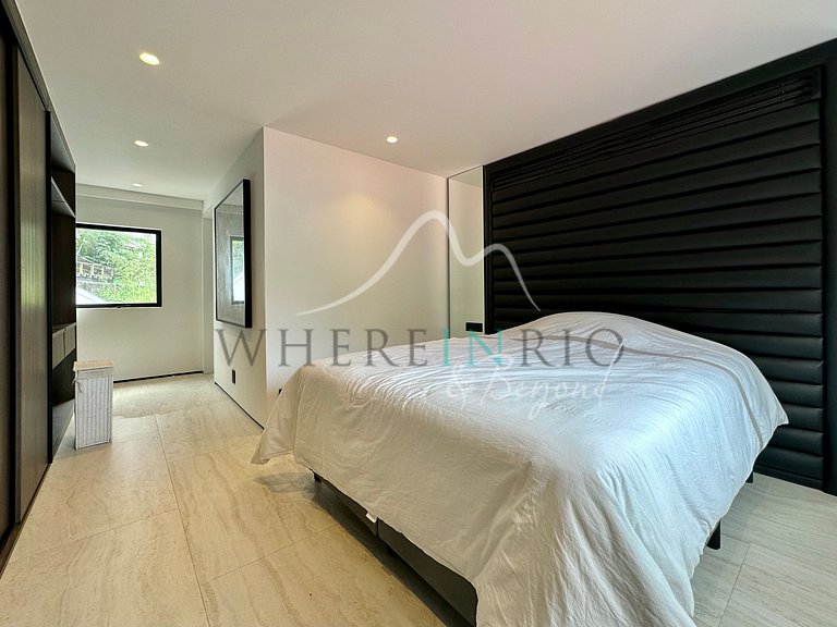 Luxury Home with Full Leisure Area in Joá.