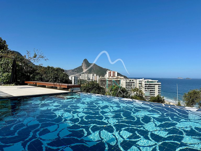 Spectacular 4 bedroom house with pool for rent in Joatinga