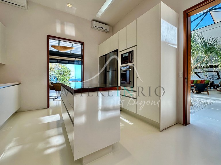 Spectacular 4 bedroom house with pool for rent in Joatinga