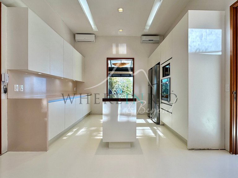 Spectacular 4 bedroom house with pool for rent in Joatinga