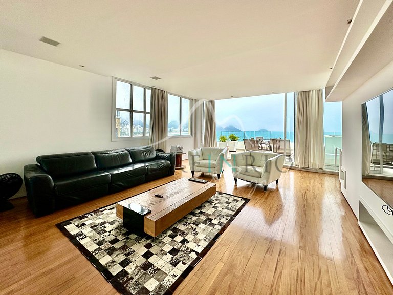 Luxurious vacation penthouse in Copacabana
